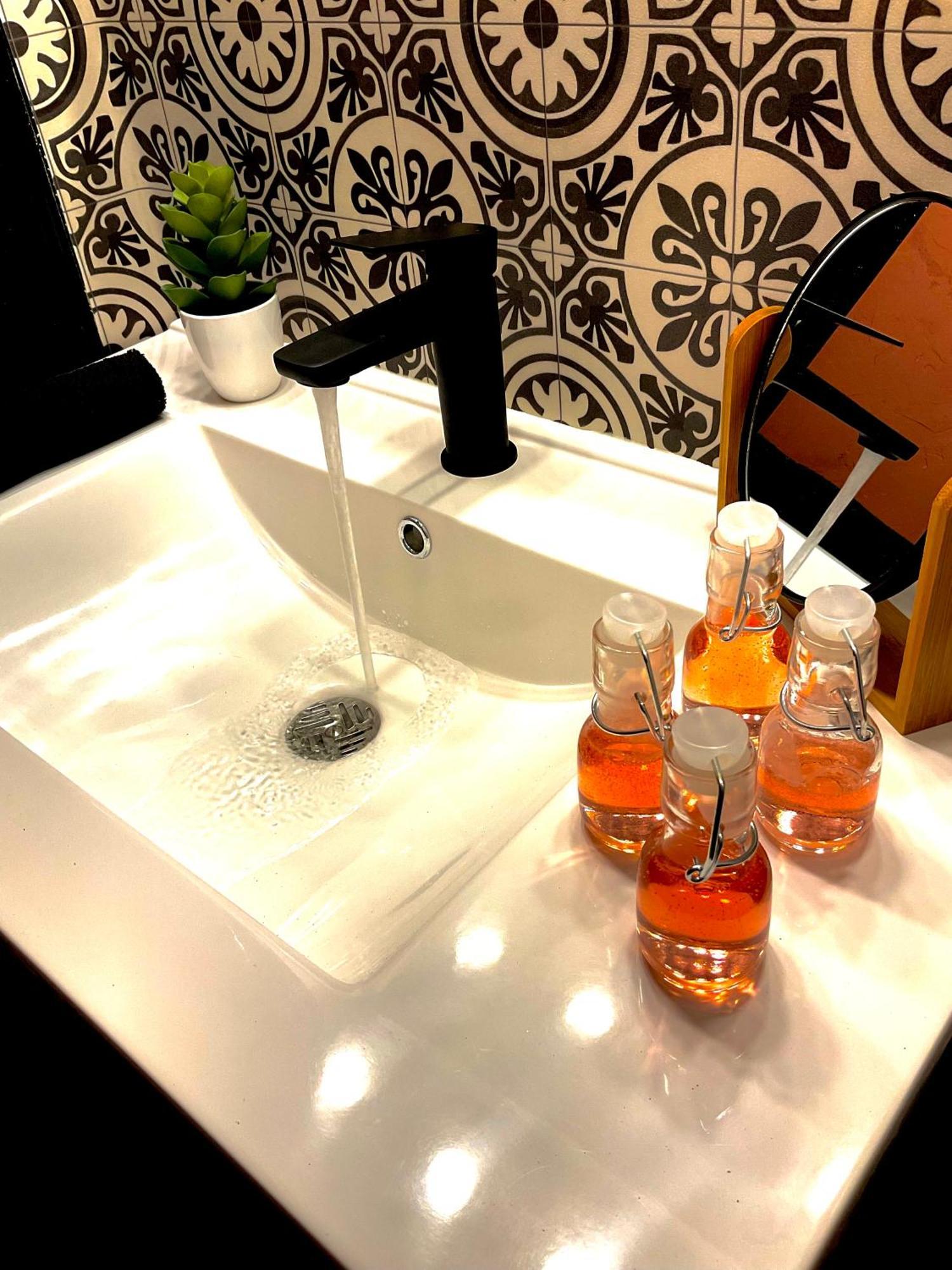 Les Loges Du Theatre Maison Prive 150m2 Acceuil Maximum 14 Personnes Degustation Champagne Offerte Jacuzzi Sauna Jeux Velos Emplacement Exceptionnel Et Chic, 200m De L'avenue De Champagne, Gare, Musee, Jardins, Restaurations, Toutes Commodites Apartment