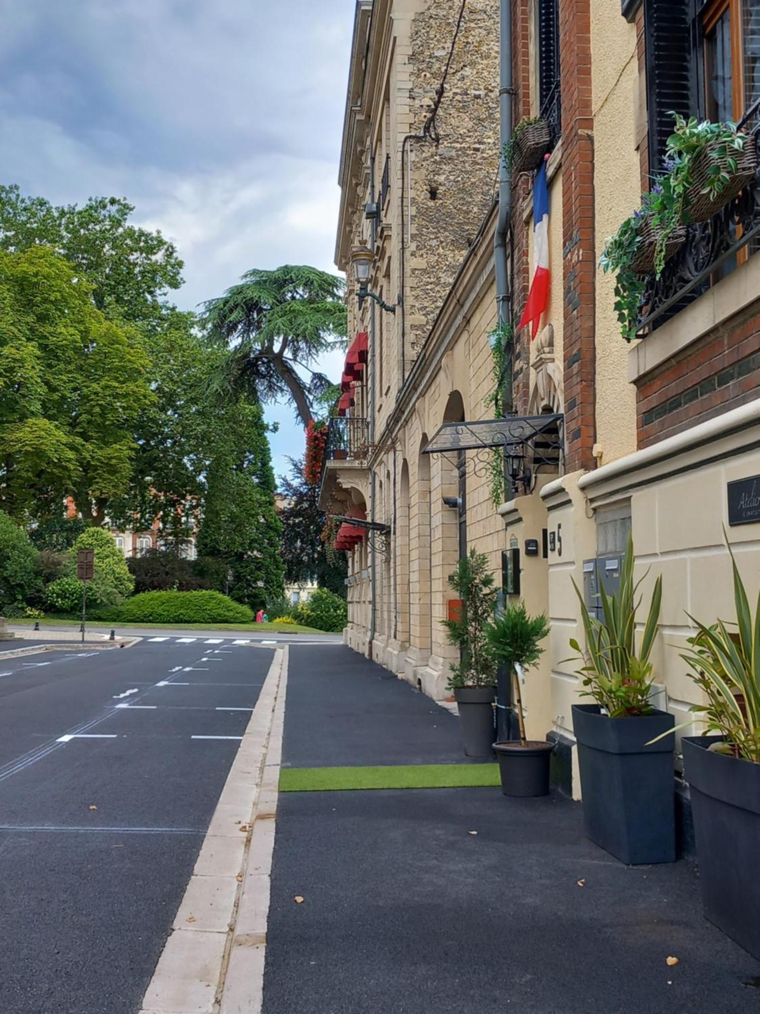 Les Loges Du Theatre Degustation Champagne Offerte Jacuzzi Sauna Jeux Velos Maison Prive 150M2 Historique 14Pers Max Emplacement Exceptionnel Et Chic, 200M De L'Avenue De Champagne, Gare, Musee, Jardins, Restaurations, Toutes Commodites Apartment Épernay