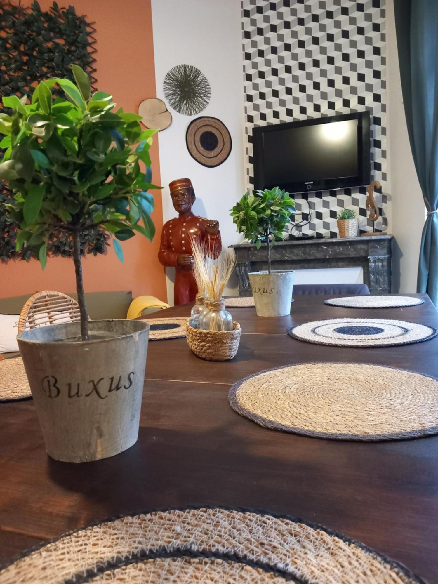 Apartment Les Loges Du Theatre Maison Prive 150m2 Acceuil Maximum 14 Personnes Degustation Champagne Offerte Jacuzzi Sauna Jeux Velos Emplacement Exceptionnel Et Chic, 200m De L'avenue De Champagne, Gare, Musee, Jardins, Restaurations, Toutes Commodites